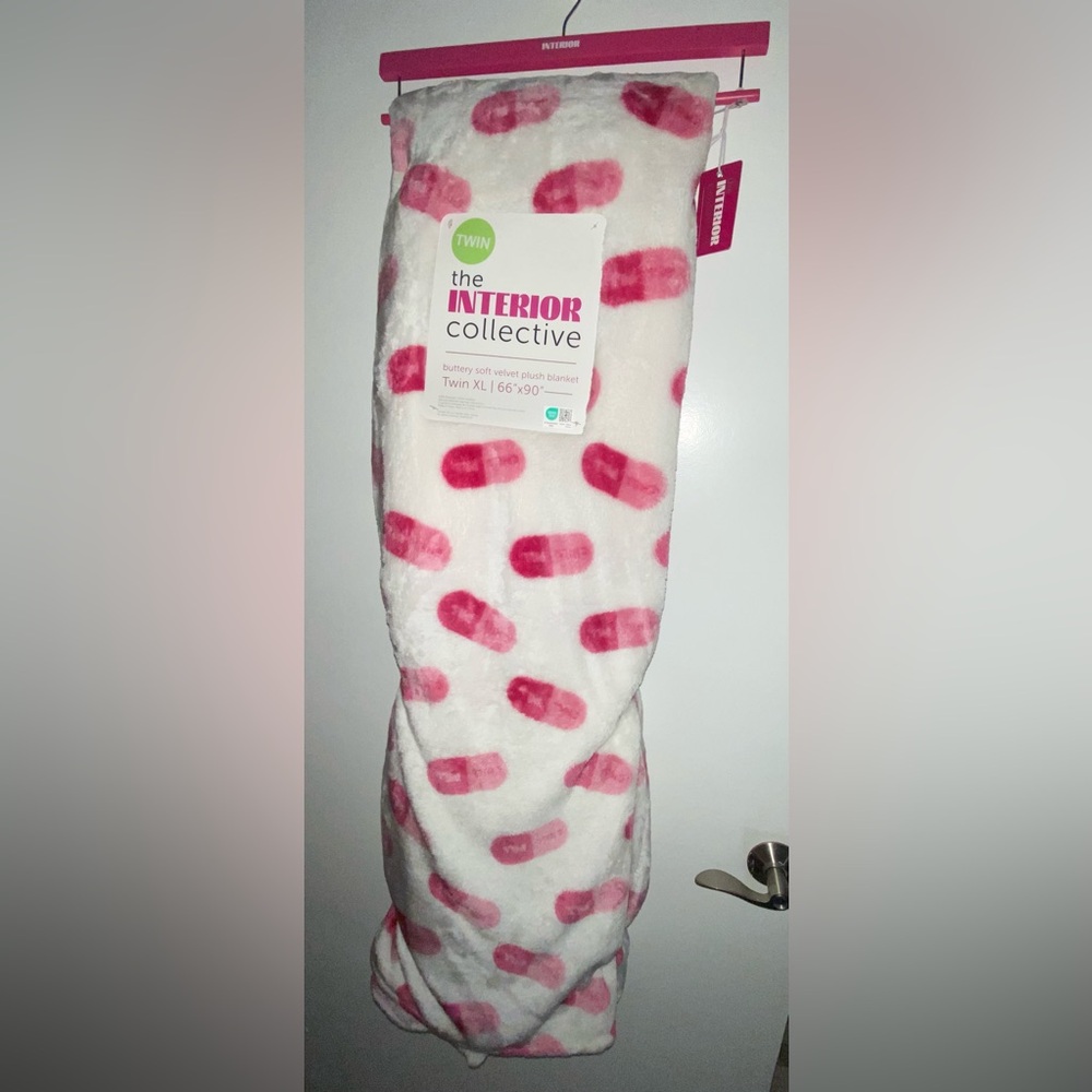 NWT Buttery Soft TWIN XL Pink White Plush Blanket CHILL PILL Dopamine NEW